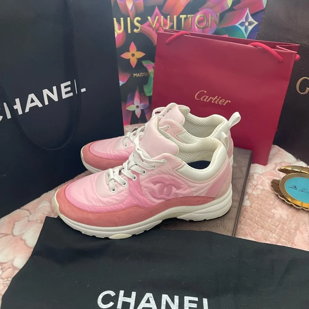 Chanel
Cloth trainers
38EU
Very good condition
Pink, Cloth - Picture 3 of 11